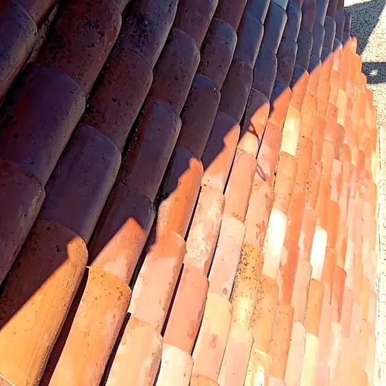 Tuiles canal propres après intervention de MCT Couverture sur une maison de Hyères