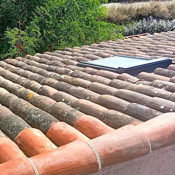 Fenêtre de toit sur une toiture en tuiles canal à Hyères, pendant une intervention MCT Couverture