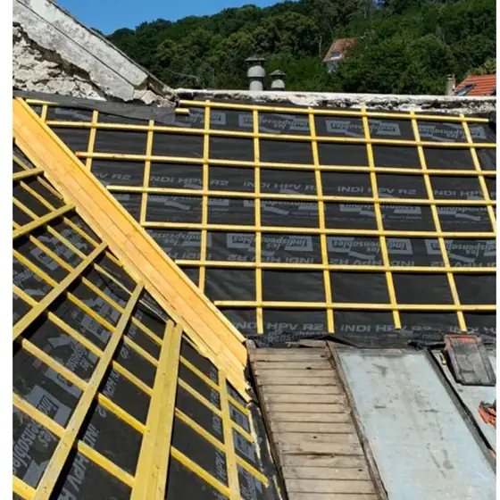 Toiture en rénovation : écran de sous-toiture et liteaux neufs posés avant les tuiles, chantier MCT